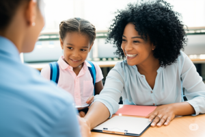 Photographie d'une intervenante facilitant le dialogue entre une mère et son enfant, illustrant le service d'accompagnement et de médiation avec le milieu scolaire de la Maison Caracol